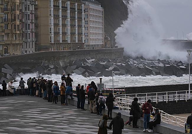 Numerosos curiosos observaban las olas de este sábado en San Sebastián.
