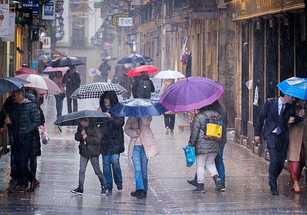 El paraguas y la ropa de abrigo seguirán siendo necesarios los próximos días.