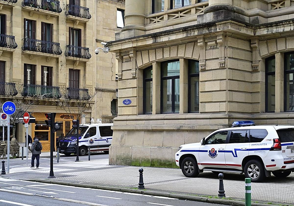 Hubo numerosa presencia policial en la Audiencia de Gipuzkoa por el juicio.