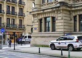 Hubo numerosa presencia policial en la Audiencia de Gipuzkoa por el juicio.