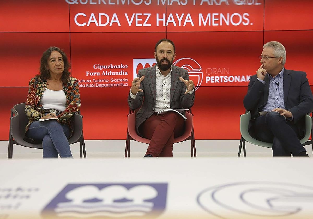 Marisol Garmendia y Denis Itxaso, juntos en un acto cuando compartieron legislatura como diputados forales de Gipuzkoa.