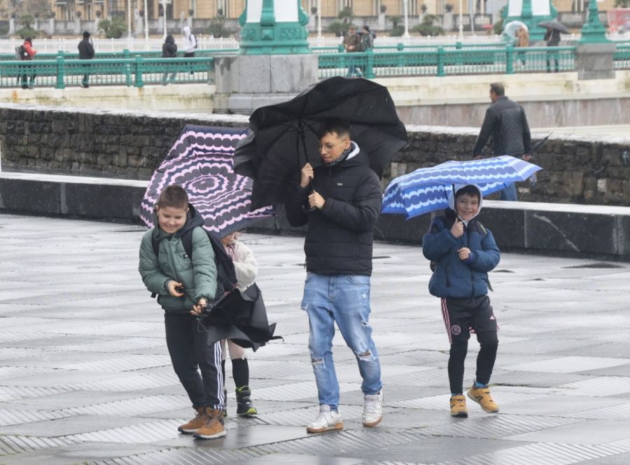 Euskadi en alerta por lluvia, viento y olas