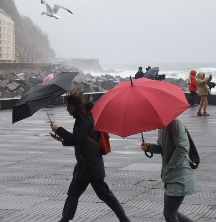 Euskadi en alerta por lluvia, viento y olas