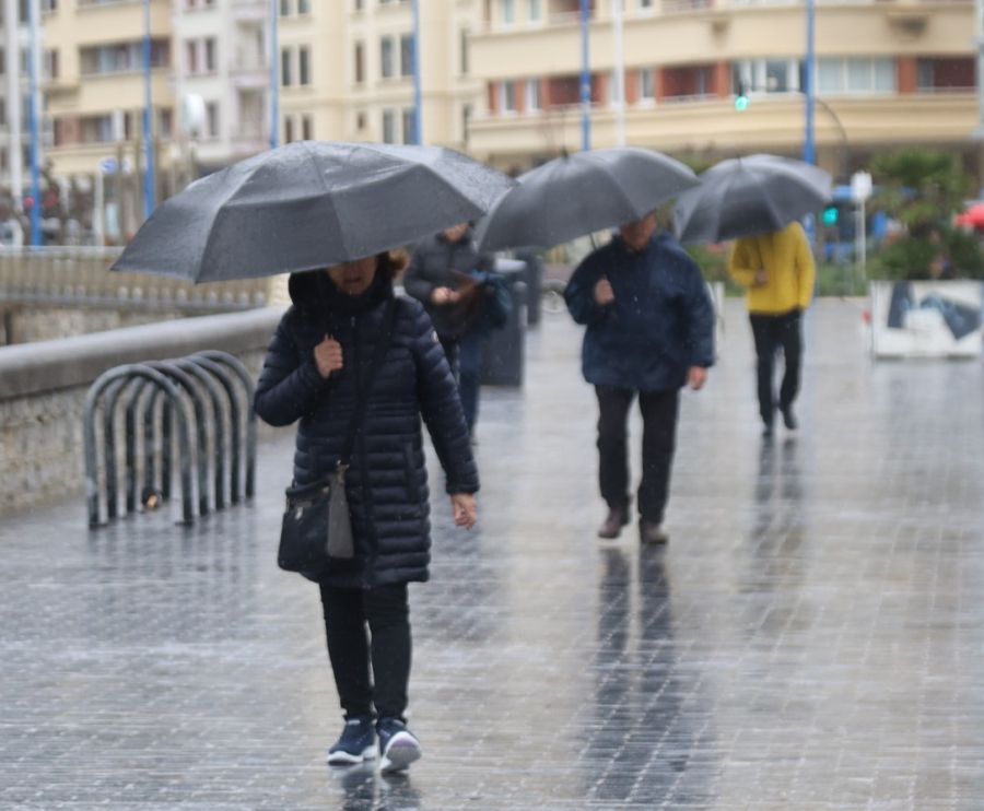 Euskadi en alerta por lluvia, viento y olas