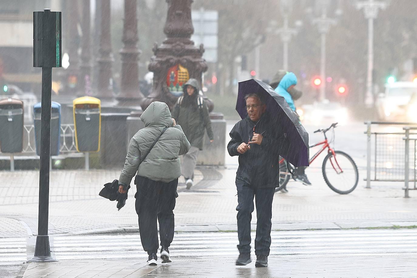 Euskadi en alerta por lluvia, viento y olas