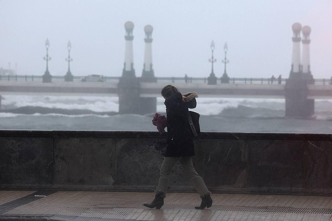 Euskadi en alerta por lluvia, viento y olas