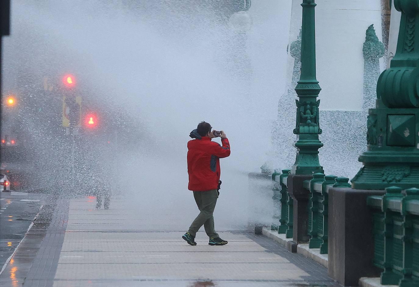 Euskadi en alerta por lluvia, viento y olas
