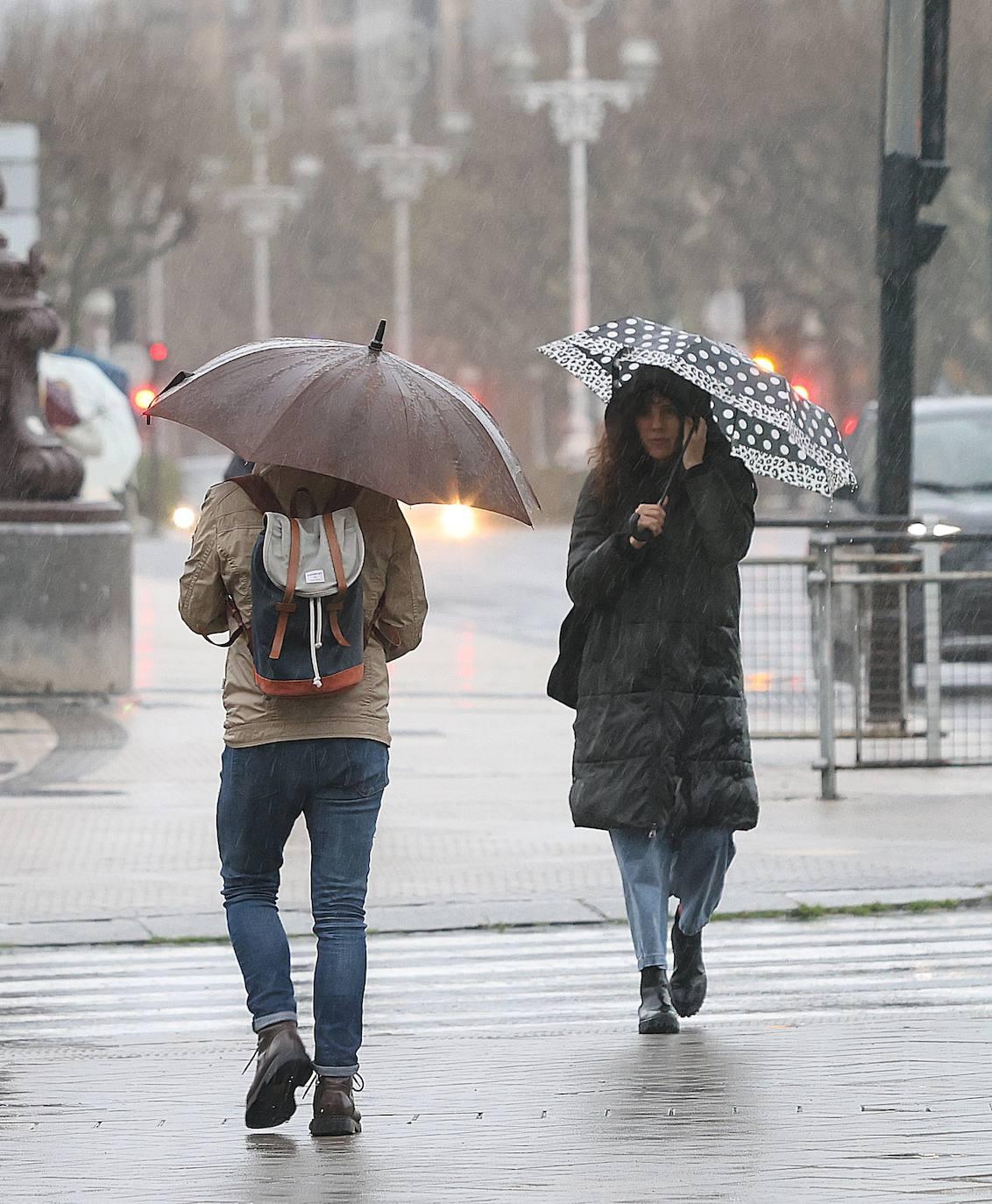 Euskadi en alerta por lluvia, viento y olas