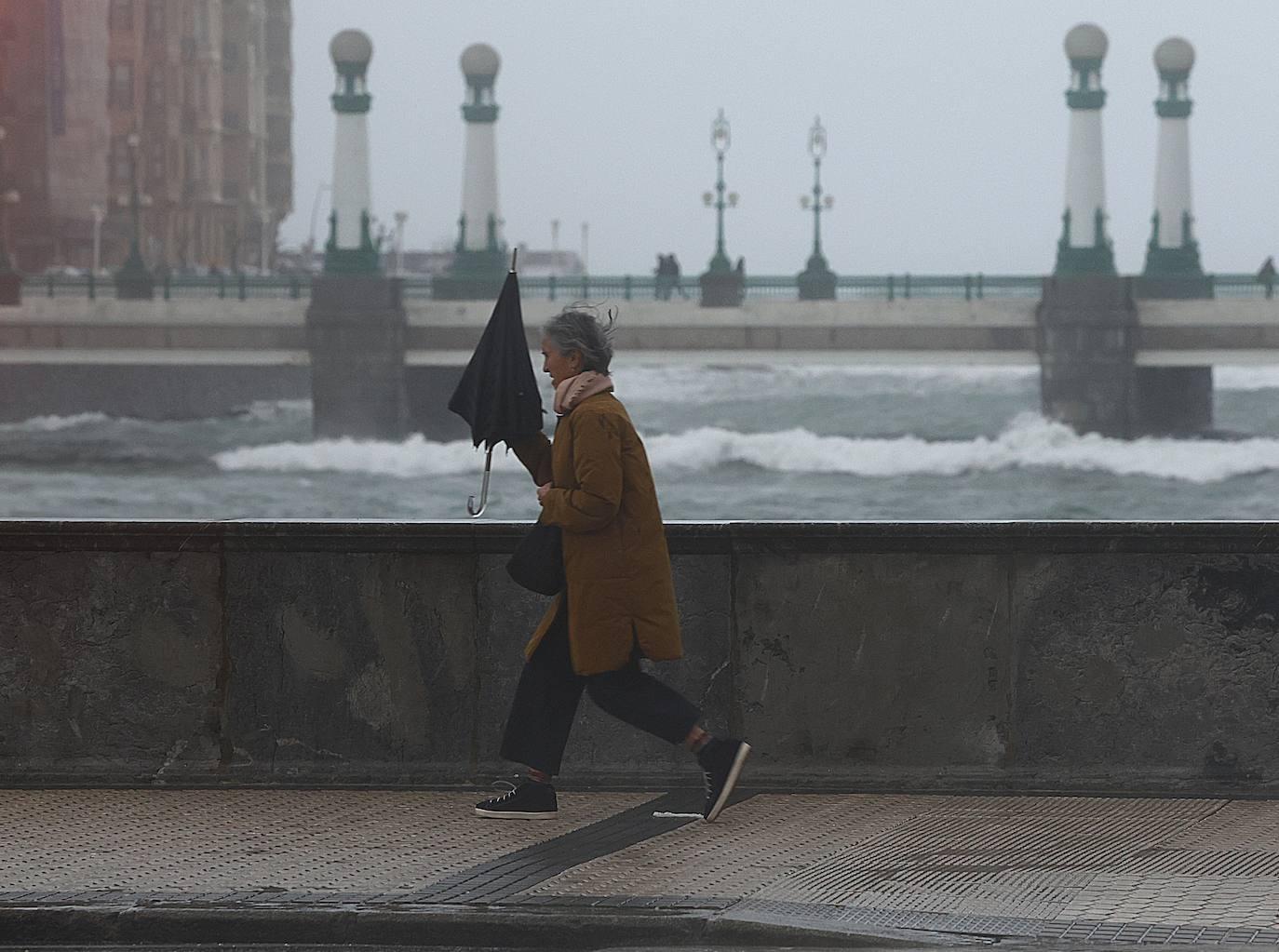 Euskadi en alerta por lluvia, viento y olas