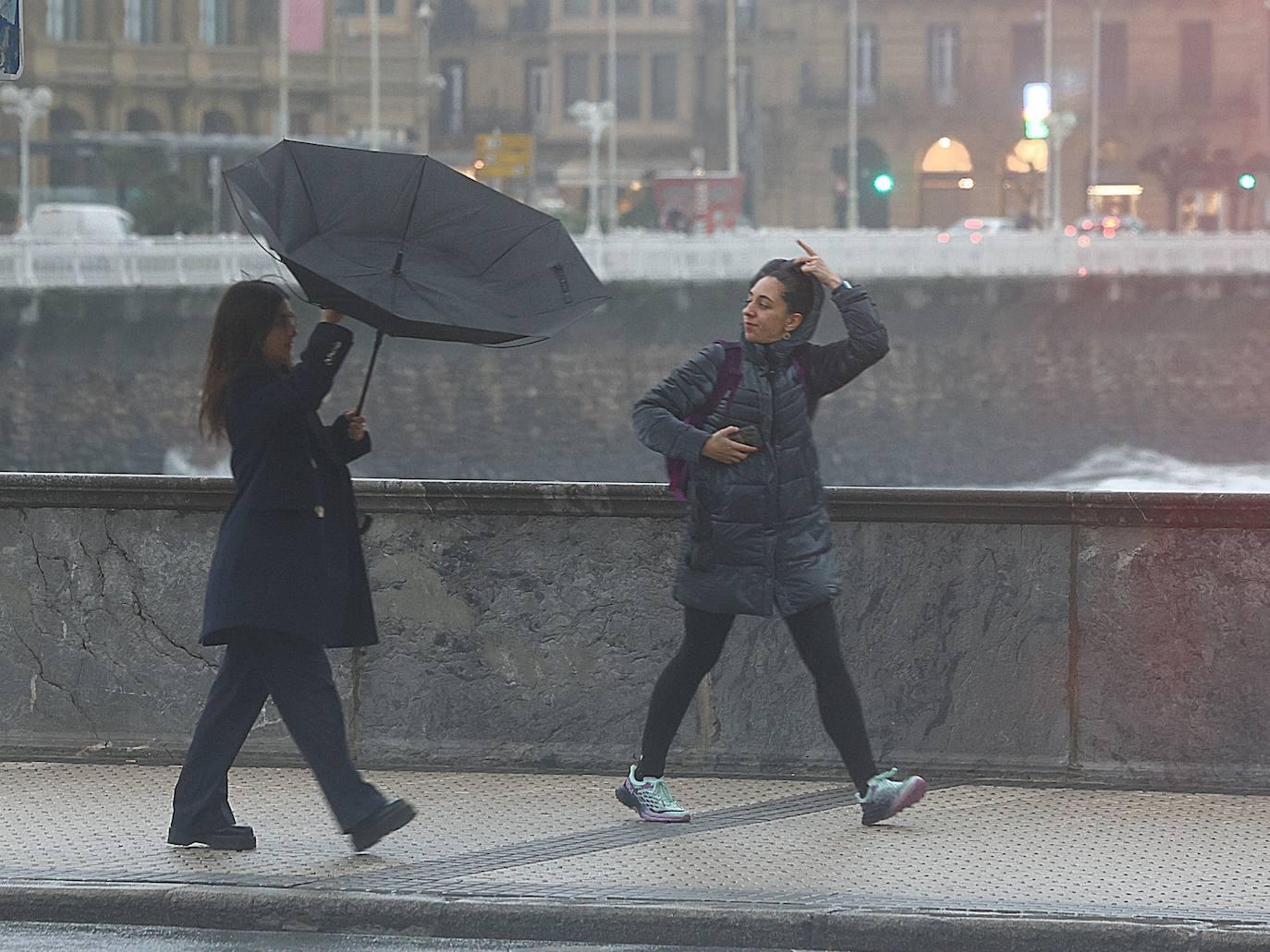 Euskadi en alerta por lluvia, viento y olas