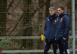Imanol y su segundo Mikel Labaka observan el entrenamiento.