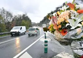 Flores en recuerdo de las víctimas de uno los accidentes mortales registrados el año pasado en la GI-636 en Lezo.