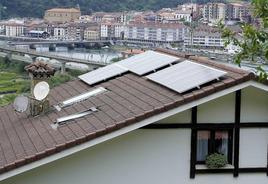 Placas solares instaladas en una vivienda guipuzcoana