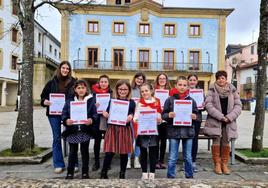 Las pianistas con los diplomas obtenidos en Legazpi, junto a la profesora Lorea Larrañaga.