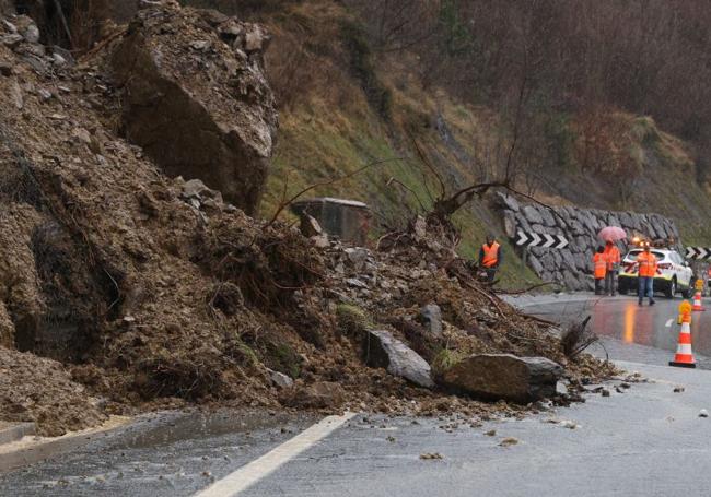 Los desprendimientos de tierra han obligado a cortar varias carreteras de Gipuzkoa.