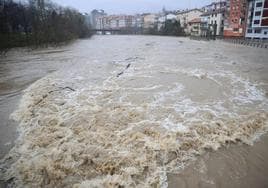 El Oria desbordado a su paso por Andoain