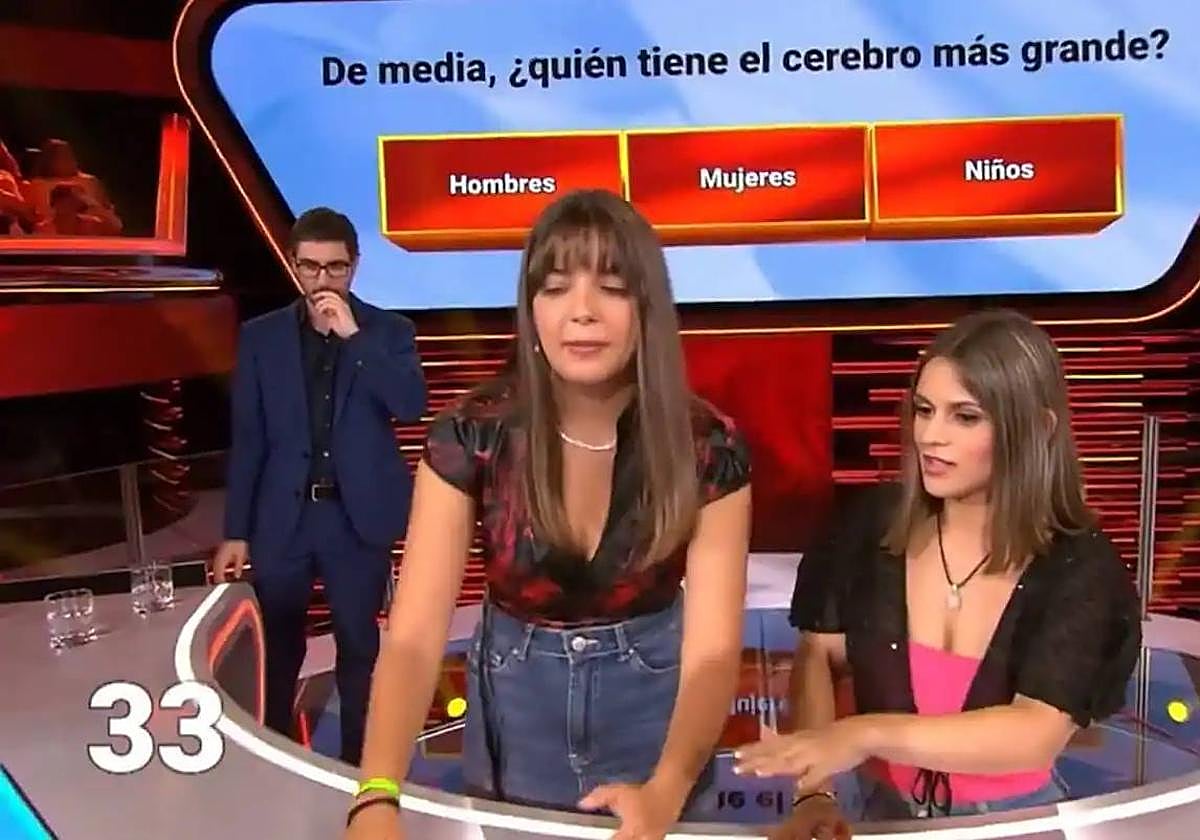 Las concursantes de 'Atrapa un millón' ante la pregunta de ¿quién tiene el crentro más grande?