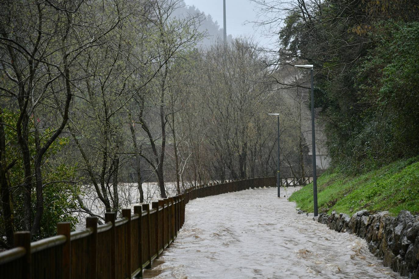 El bidegorri que une Eibar y Elgoibar, inundado.