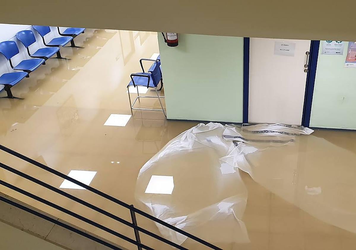 Imagen principal - El agua anega garajes y entra en el ambulatorio en Azpeitia: «Siempre que llueve fuerte, estamos igual»