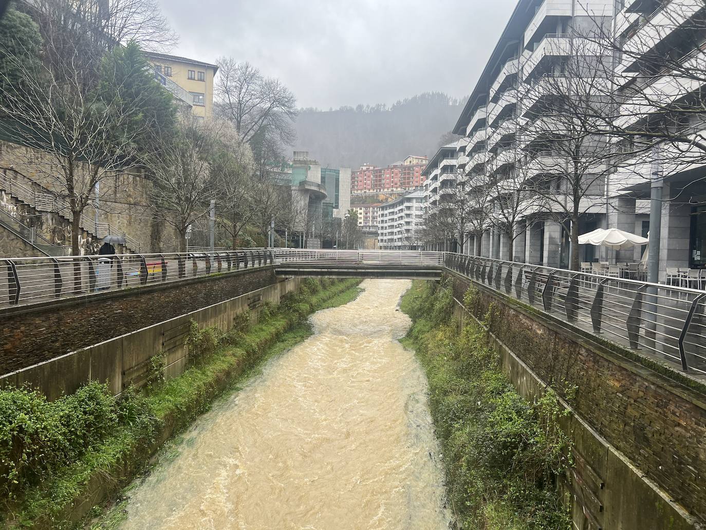 El río Ego a su paso por la localidad de Bajo Deba.