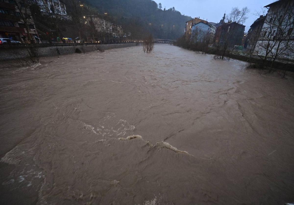 Las fuertes lluvias provocan por la mañana alerta roja en los ríos y cortes en carreteras