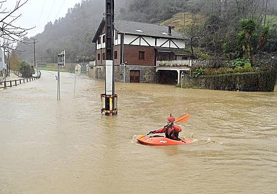El piragüista Alain Castro navega con su kayak por el río Oria.