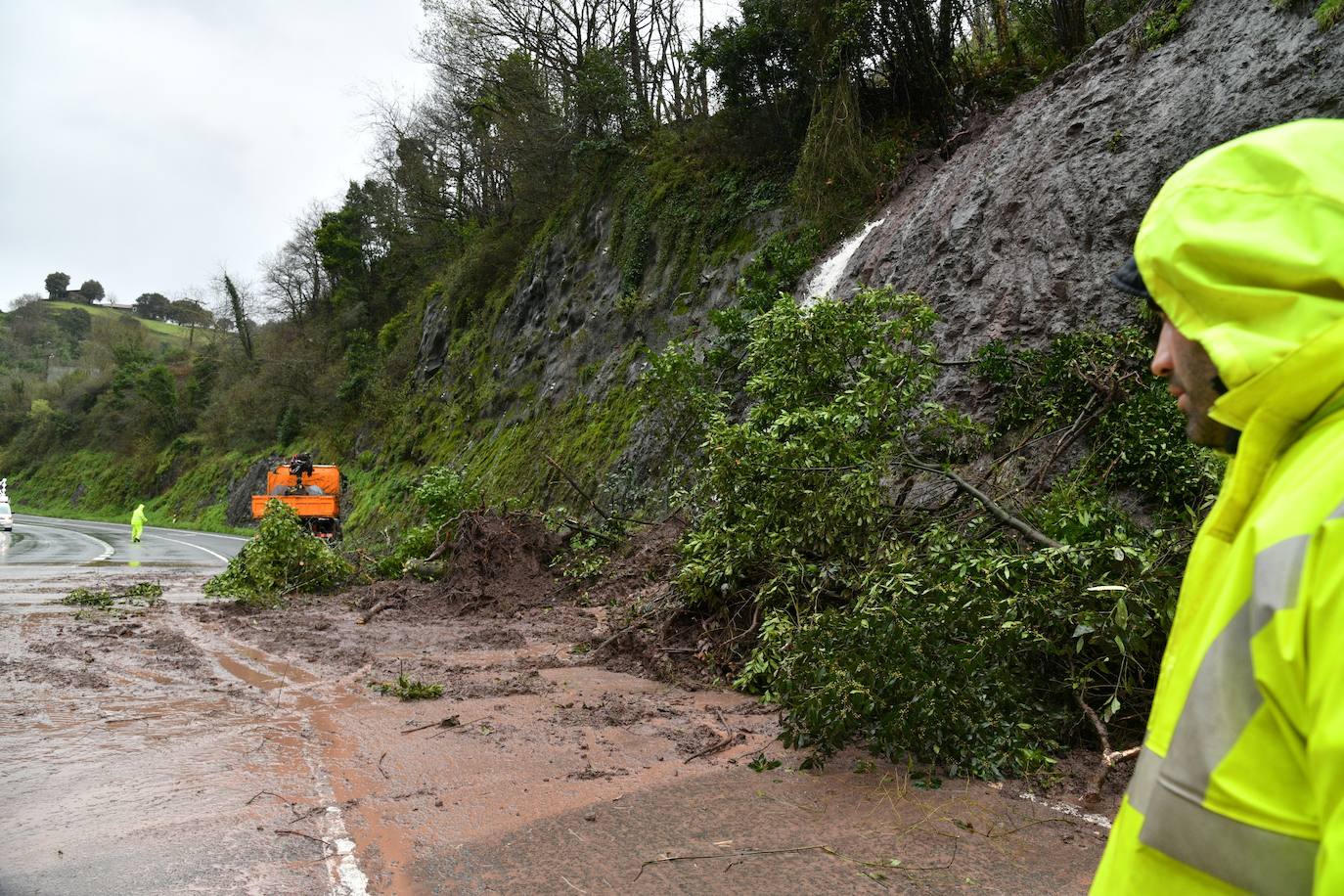 Esa incidencia ha obligado a cerrar momentáneamente la carretera, si bien poco después se ha retirado parte del material acumulado sobre la vía y se ha reabierto un carril habilitando paso alternativo de vehículos.