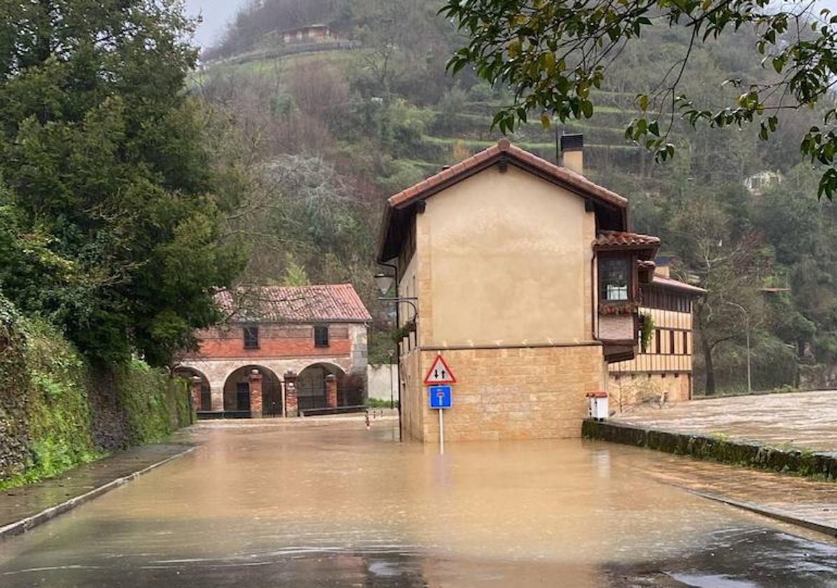 El río Urola ha anegado la zona de La Madalena, en Azpeitia.