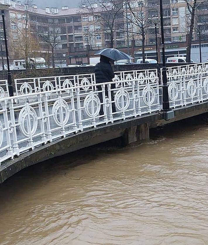 Imagen secundaria 2 - El agua anega garajes y entra en el ambulatorio en Azpeitia: «Siempre que llueve fuerte, estamos igual»