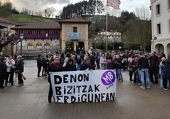 Pasa den urteko elkarretaratzea herriko plazan.