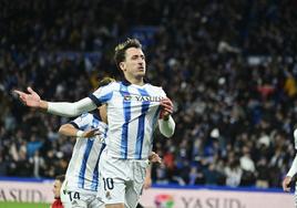 El capitán celebra el gol del empate con la mano en el escudo.