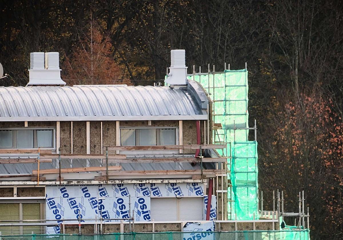 Obras de aislamiento de una fachada en Donostia.