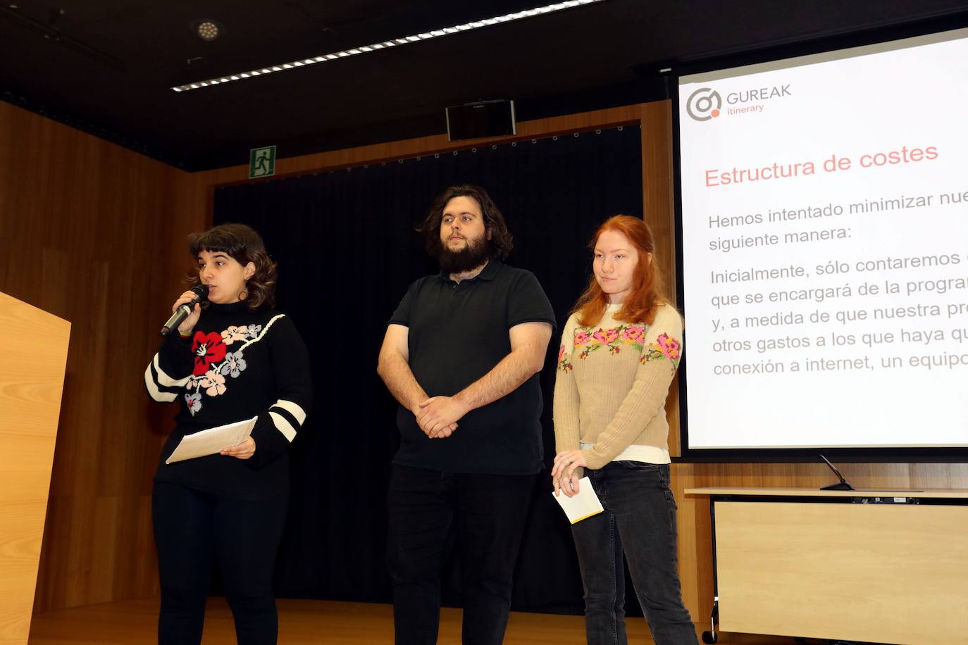 El grupo Les Meilleurs de Gureal OLH Eskola (Donostia) en un momento de la defensa de su proyecto 