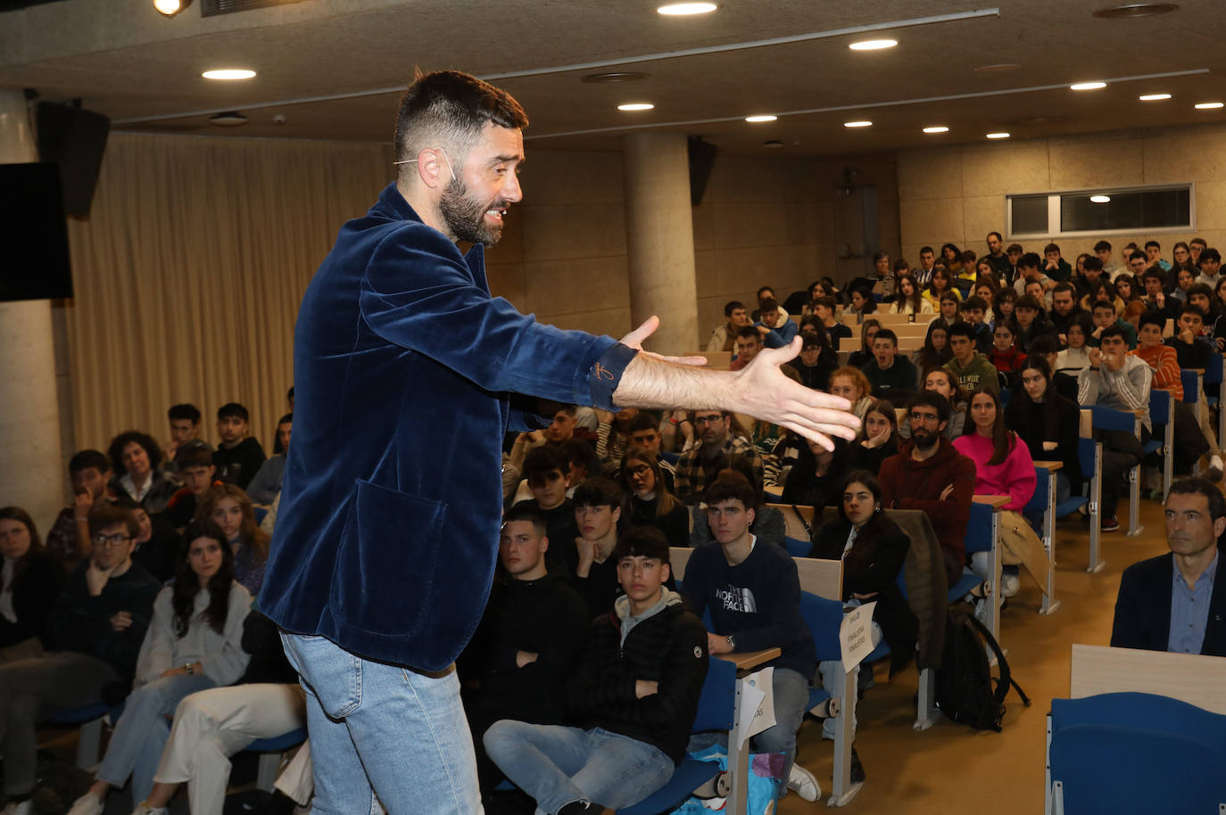El monologuista Zuhaitz Grrutxuga durante un momento de su intervención