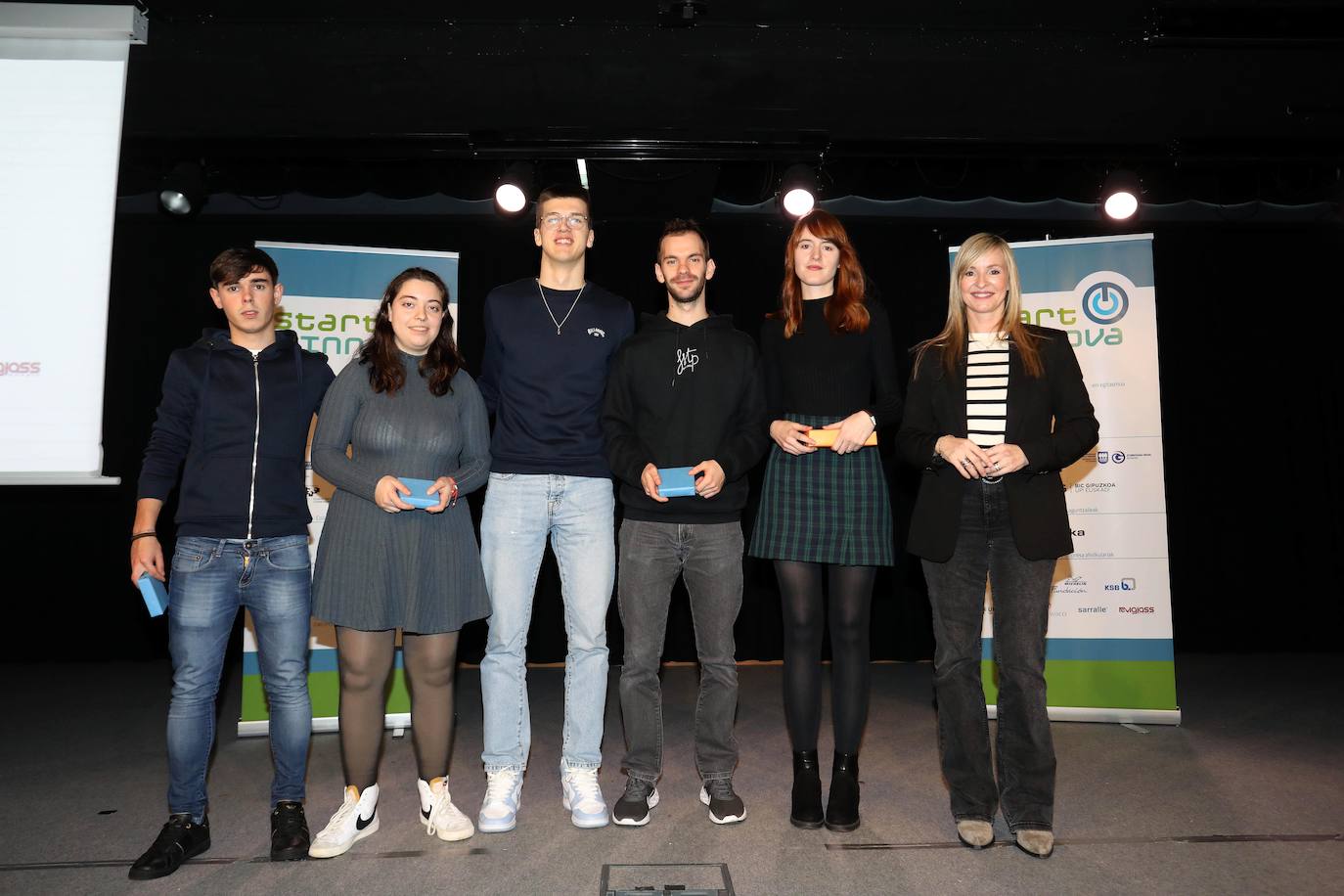 3º clasificado Categoría mayores 18 años: Odisea de Irungo La Salle. Desiré Sánchez Ortega, Hugo Sanz Martínez, Iker Torres Passicot, Manex de la Linde Pajares; Leire Zabalbide (profesora) e Isabel Cortadi (El Diario Vasco)