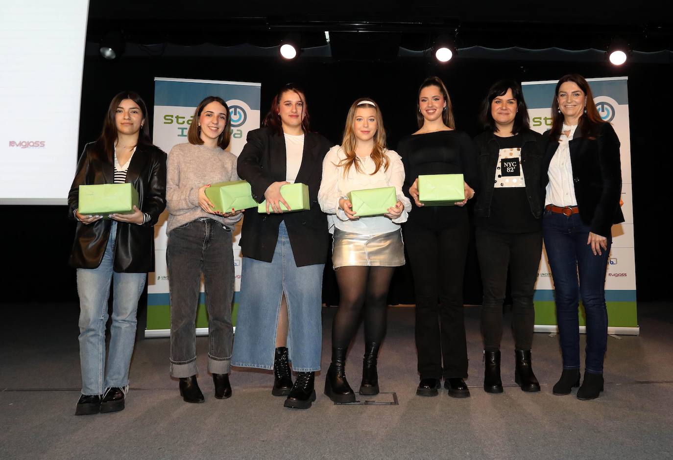 2º clasificado Categoría mayores 18 años: Liema de IES Oianguren BHI (Ordizia). Andrea Cilveti Gómez, Elena Jorda Torre, Leire Talavera Nuñez, Luciana Paz Diaz, Maríaa Alonso Feijoo; Leire Lizarraga (profesora) y Amaia Agirre (Gobierno Vasco).