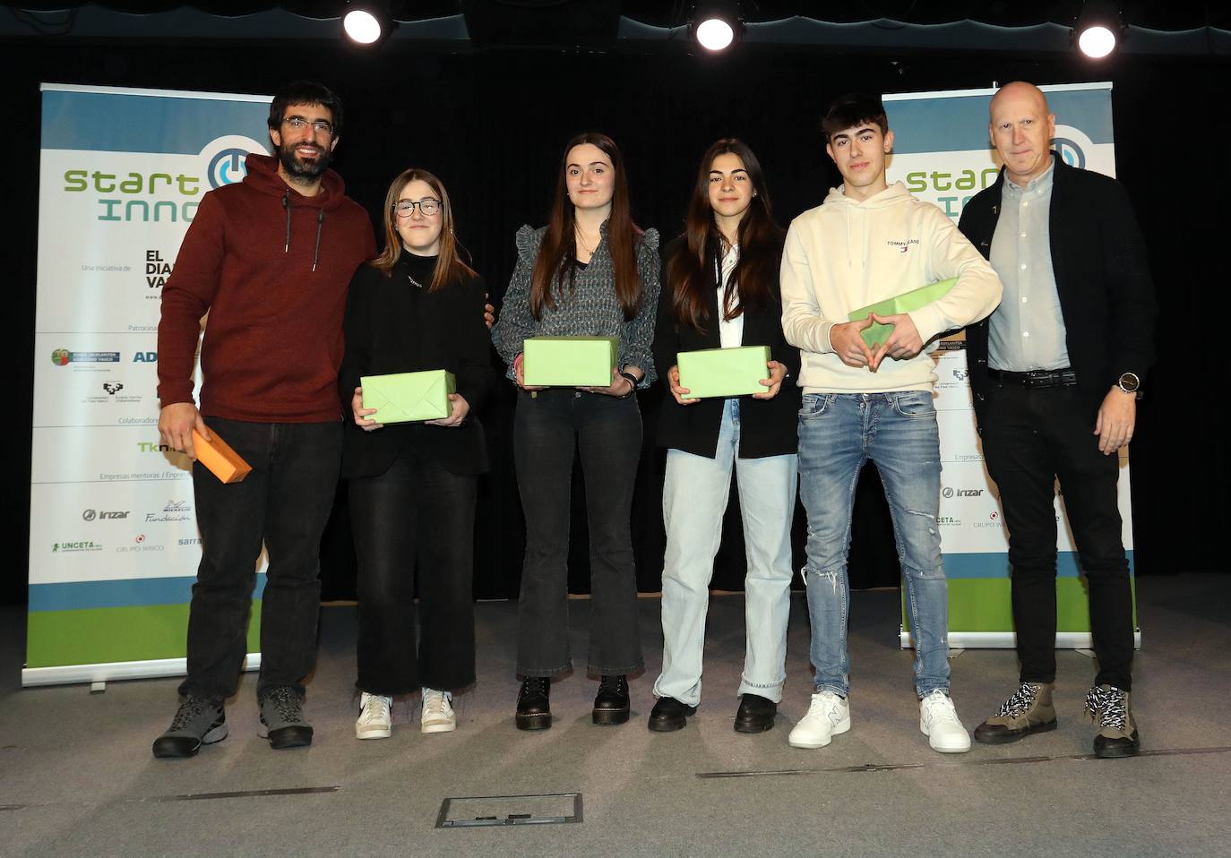 2º clasificado Categoría 16-17 años: Lipstick Mind de Urretxu-Zumarraga Ikastola. Aratz Domínguez Salamero, Danel Pildain Rojo, Maddi Sainz Idigoras, Uxue De Sosa Elgarresta; Alain Beltza (profesor) y Koldo Mendizabal (Irizar).