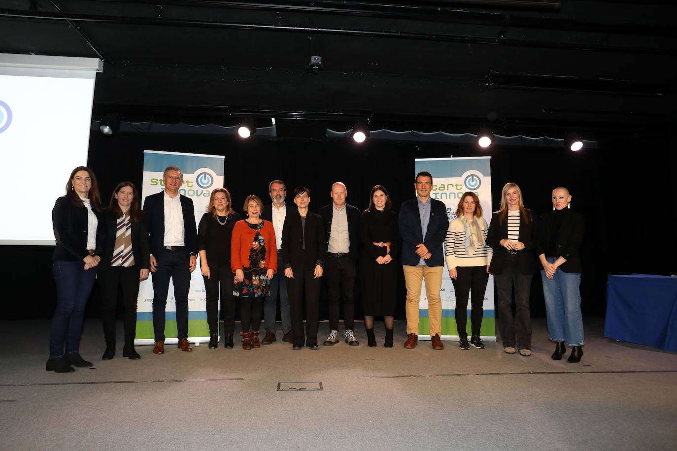 Representantes de las entidades patrocinadoras, empresas mentoras y organzaidor de STARTinnova: Amaia Agirre (directora de aprendizaje e innovación educativa del Gobierno Vasco); Pili Alonso (directora de innovación aplicada en entornos estratégicos en Tknika); Mikel Sarriegi (director de formación y talento de Adegi); María Saiz (directora del Máster de Emprendimiento y Dirección de Empresas, MBAe3, de la UPV/EHU y miembro del comité técnico de STARTinnova); Itziar Azkue (Profesora titular de la Facultad de Economía y Empresa de la UPV/EHU y miembro del comité evaluador de STARTinnova); Jon Etxabe (director de comunicación de Adegi); Esther Paguey (directora de proyectos en BIC Gipuzkoa); Koldo Mendizabal (presidente de Irizar); Irene Duinat (Wisco), Errapel Ibarloza (Director de Estudiantes, Movilidad y Deportes de la UPV/ EHU ); Ainhoa Unamuno (directora de proyectos en BIC Gipuzkoa); Isabel Cortadi (directora de eventos de El Diario Vasco) y Leire Elguren (directora de comunicación y marketing de Sarralle);