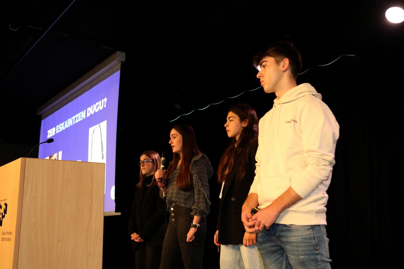 El grupo Lipstick Mind de Urretxu-Zumarraga en un momento de la defensa de su proyecto 