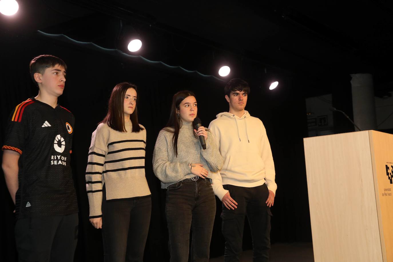 El grupo EH3 de Elkar Hezi (Oñati) en un momento de la defensa de su proyecto 