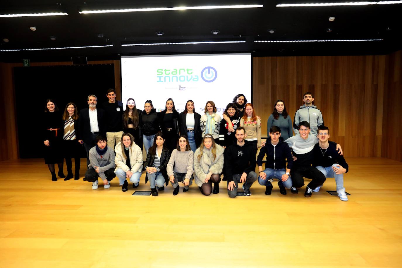 Los grupos finalistas de la categoría mayores de 18 años (Liema, Hiri, Waves, Odisea, Les Meilleures) posan junto a los miembros del jurado (Pili Alonso –Tknika-, Jon Etxabe –Adegi- y Ainhoa Unamuno –Bic Gipuzkoa) y representantes de empresas mentoras (Irene Dunait –Wisco)