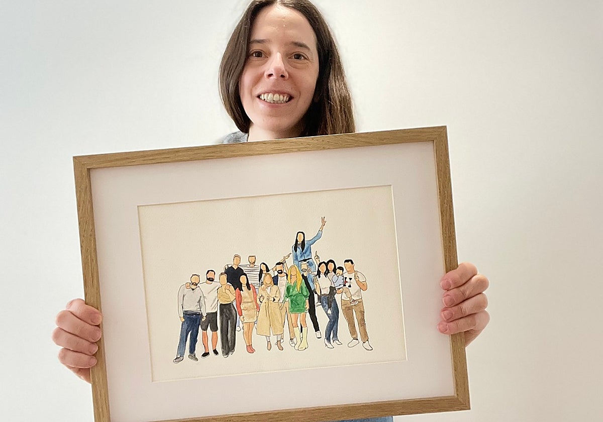 Lurdes Serrano López posando con una de sus obras