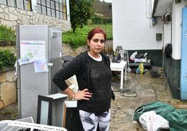 Brenda limpia su casa tras las inundaciones por la borrasca 'Mónica'.