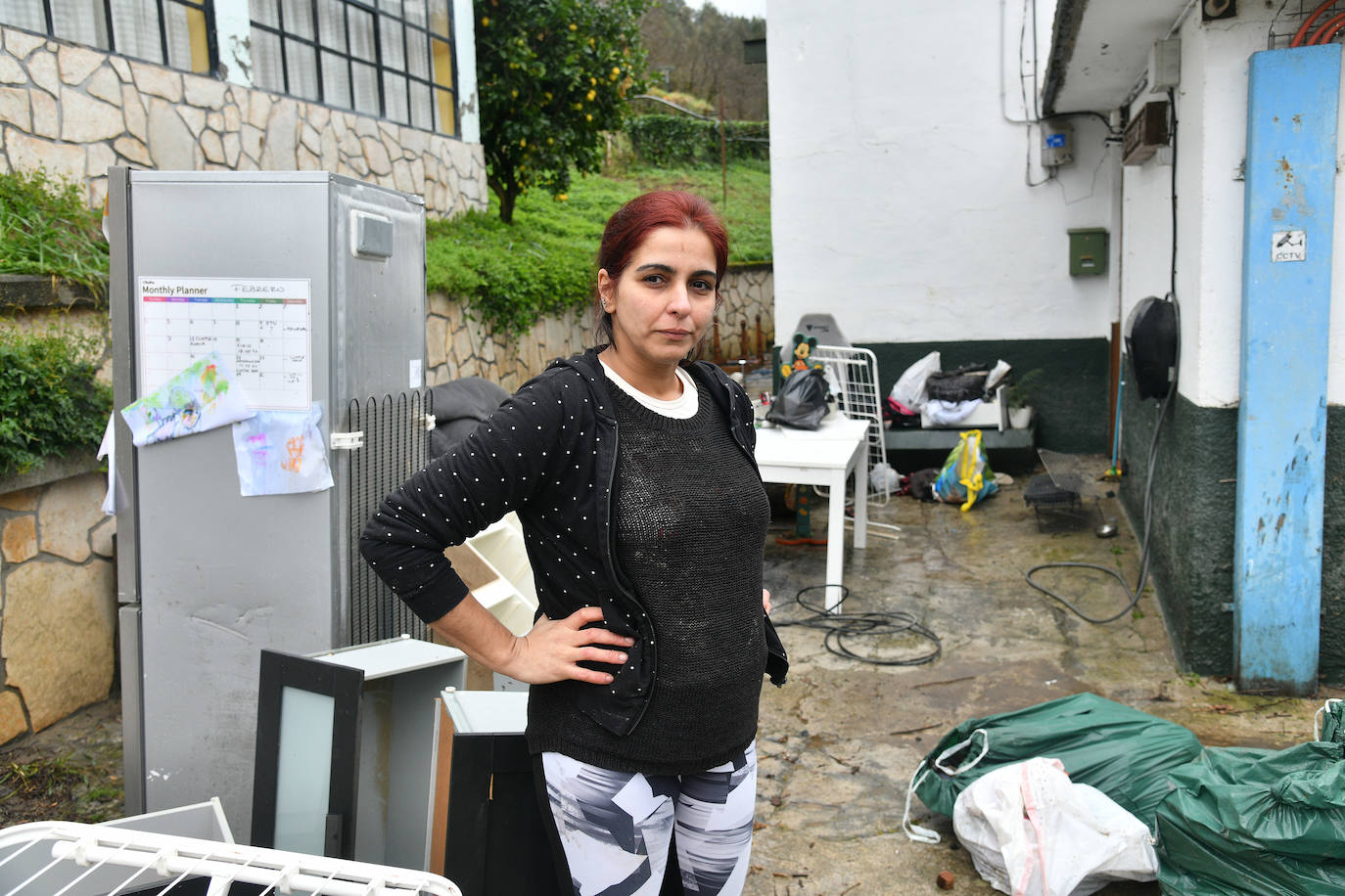 Brenda limpia su casa tras las inundaciones por la borrasca 'Mónica'.