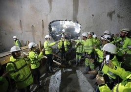 Trabajadores de la obra brindan después de que la rozadora calara el túnel en Altza.