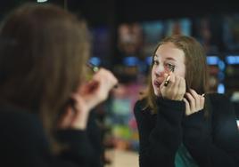 La OCU advierte sobre los riesgos del uso de cosméticos por menores de edad