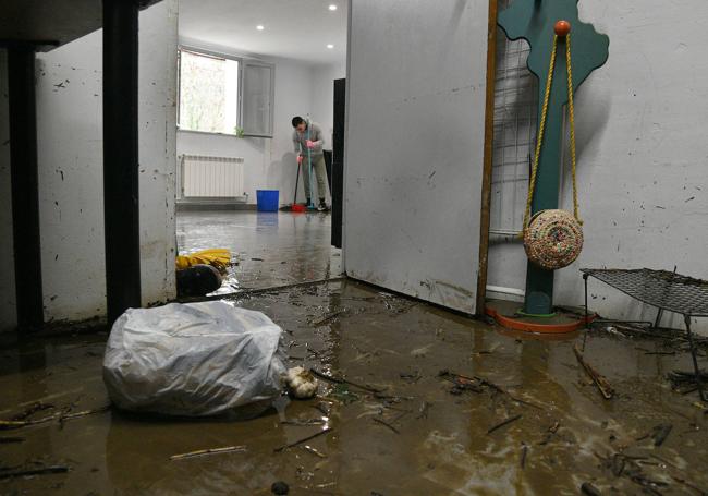 La planta baja de la vivienda de brenda quedó destrozada por el agua.