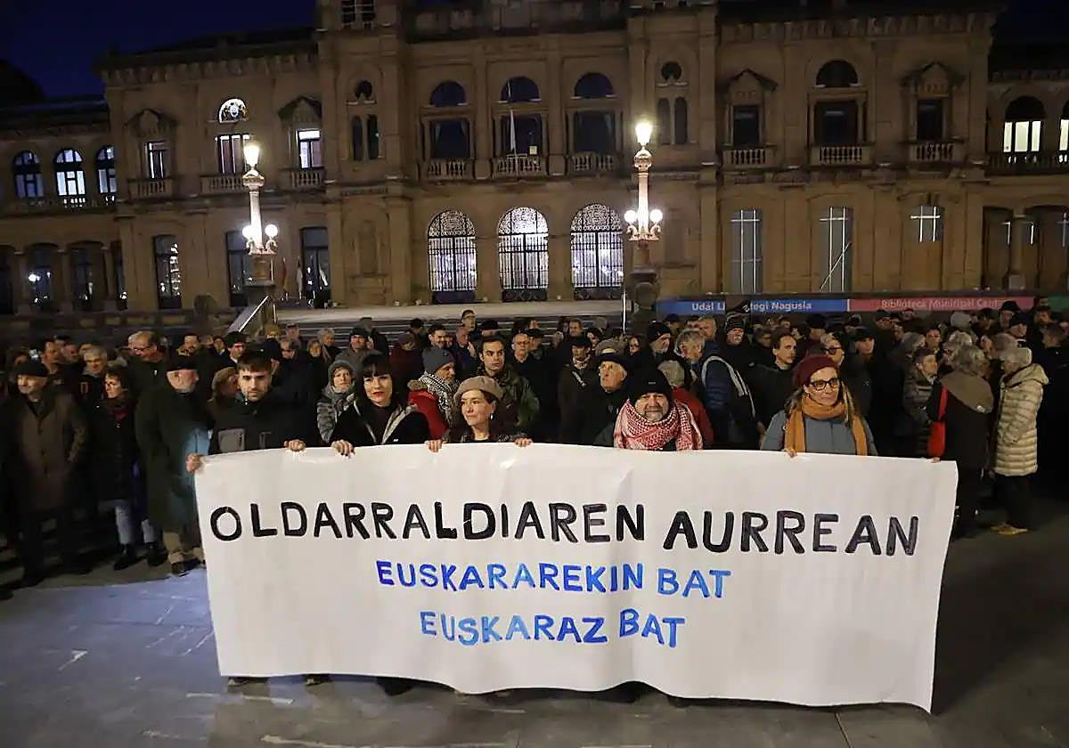 Donostiako udaltzaingo lanpostuetan euskara eskatzearen aurkako sententzia salatzeko elkarretaratzeko irudia.
