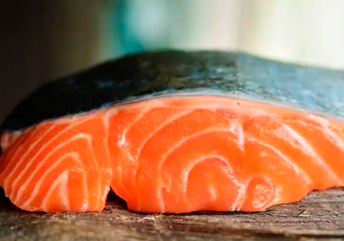 El salmón forma parte de la familia del pescado azul.