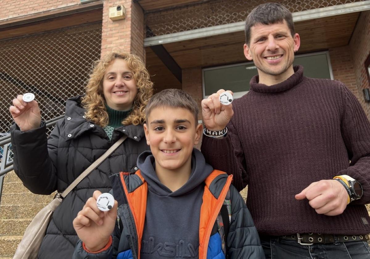 Monse García, Axular Guridi e Iñaki Etxaniz con las chapas que, desde el lunes, identificarán cada rol.